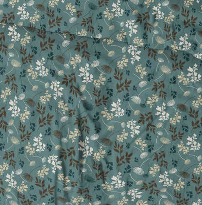 Tissu 100 % coton à motif de feuilles bleu-vert, 125 g/m² – disponible chez Šarlotes audumi