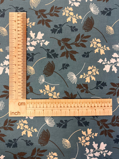 Image avec tissu 100 % coton - motif de feuilles bleu-vert 125 g/m² – disponible chez Šarlotes audumi