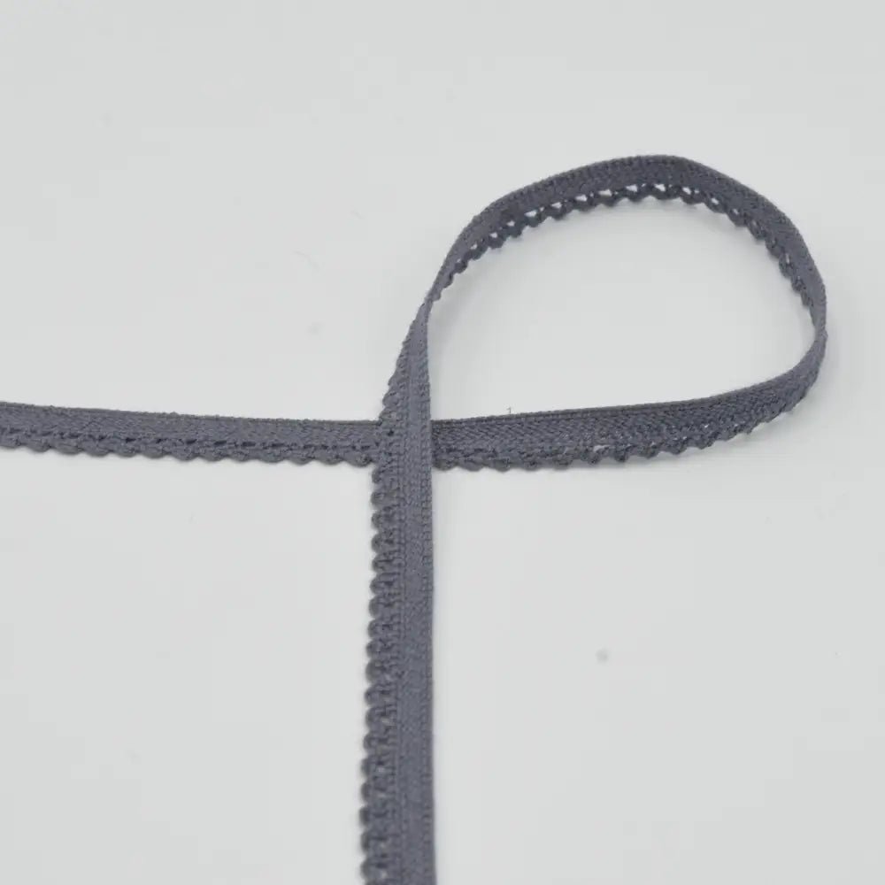 Image de dentelle 100 % coton 1 cm - gris cendre – disponible chez Šarlotes audumi
