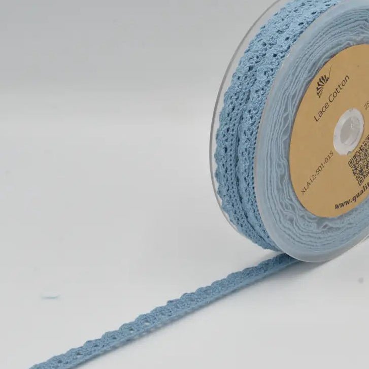 Attēls ar 100% Kokvilnas mežģīne - 1,5 cm gaiši zila – pieejams Šarlotes audumi