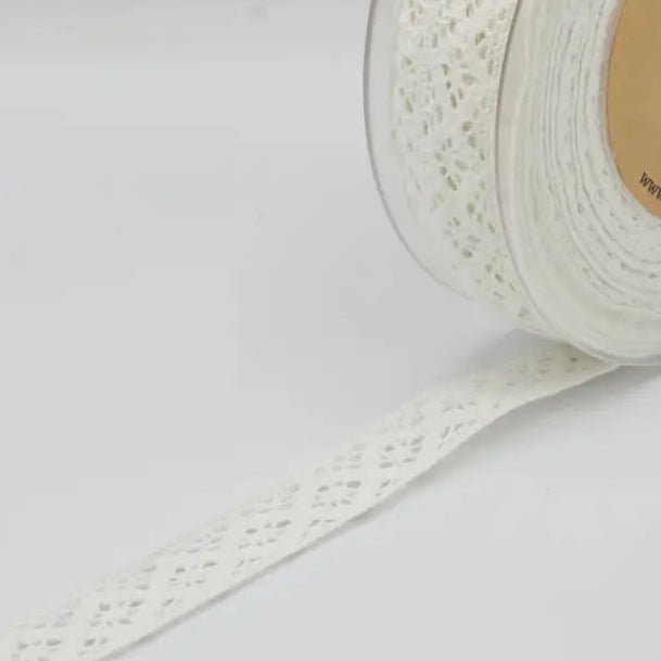 Attēls ar 100% Kokvilnas mežģīne 2 cm - silti balta(XLA0012) – pieejams Šarlotes audumi