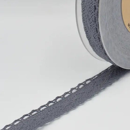 Attēls ar 100% Kokvilnas mežģīne 2,5 cm - pelnu pelēka – pieejams Šarlotes audumi