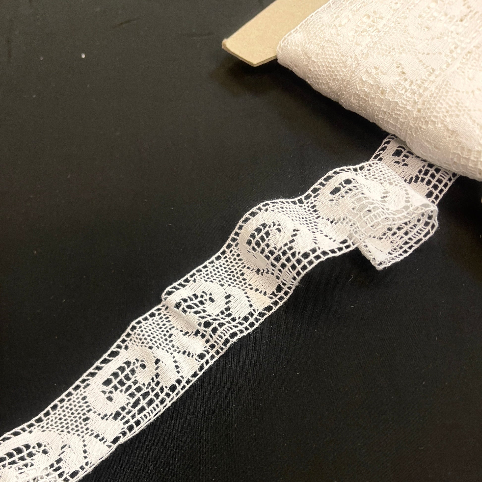 Attēls ar 100% Kokvilnas mežģīne - 4 cm balta - LV – pieejams Šarlotes audumi