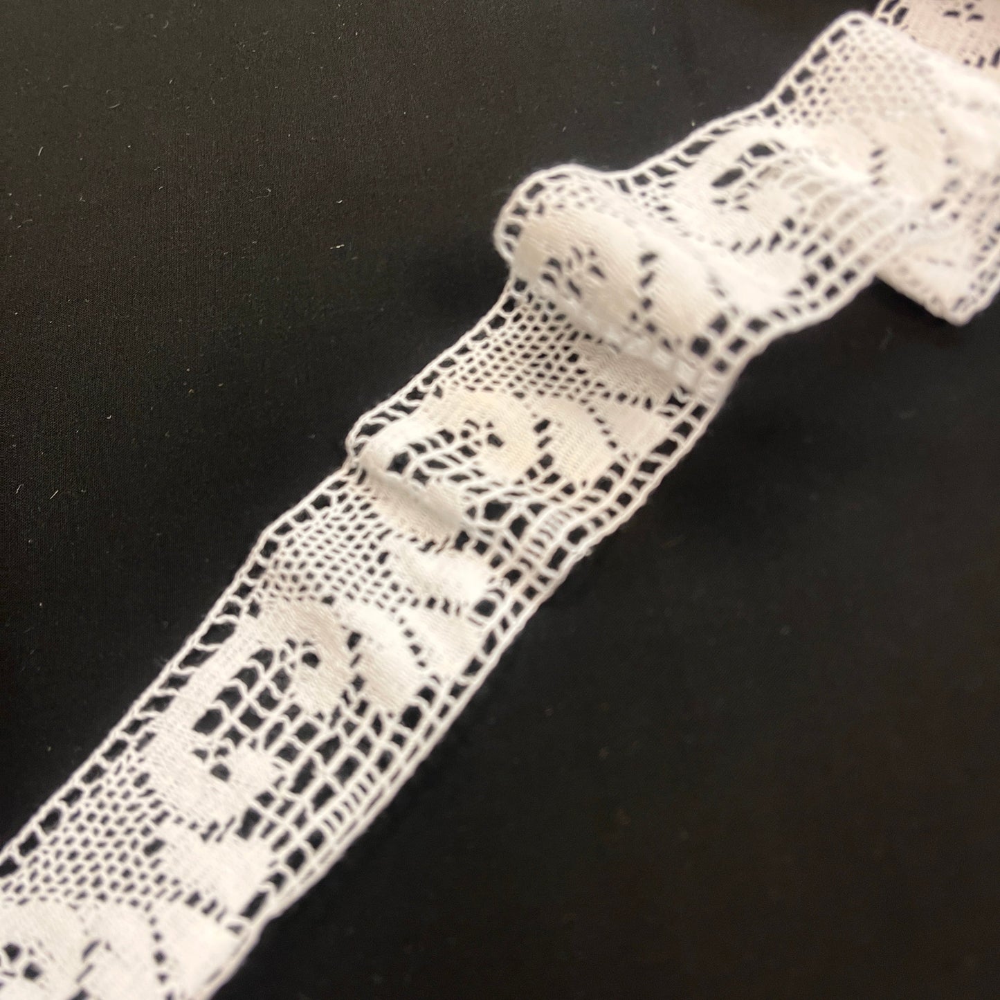 Attēls ar 100% Kokvilnas mežģīne - 4 cm balta - LV – pieejams Šarlotes audumi