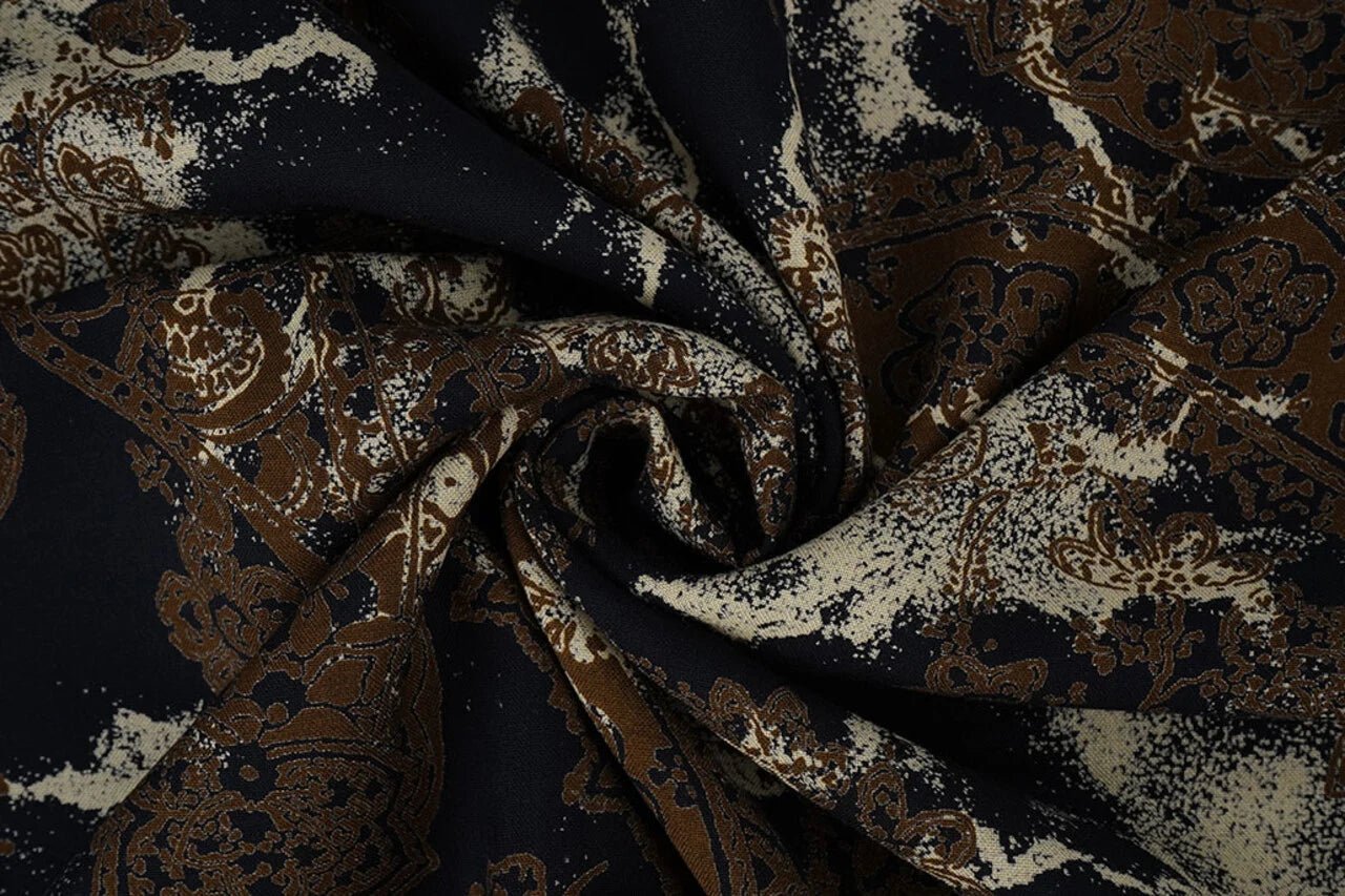 Attēls ar 100% Viskozes audums - bruns un melns raksts 135 g/m² – pieejams Šarlotes audumi