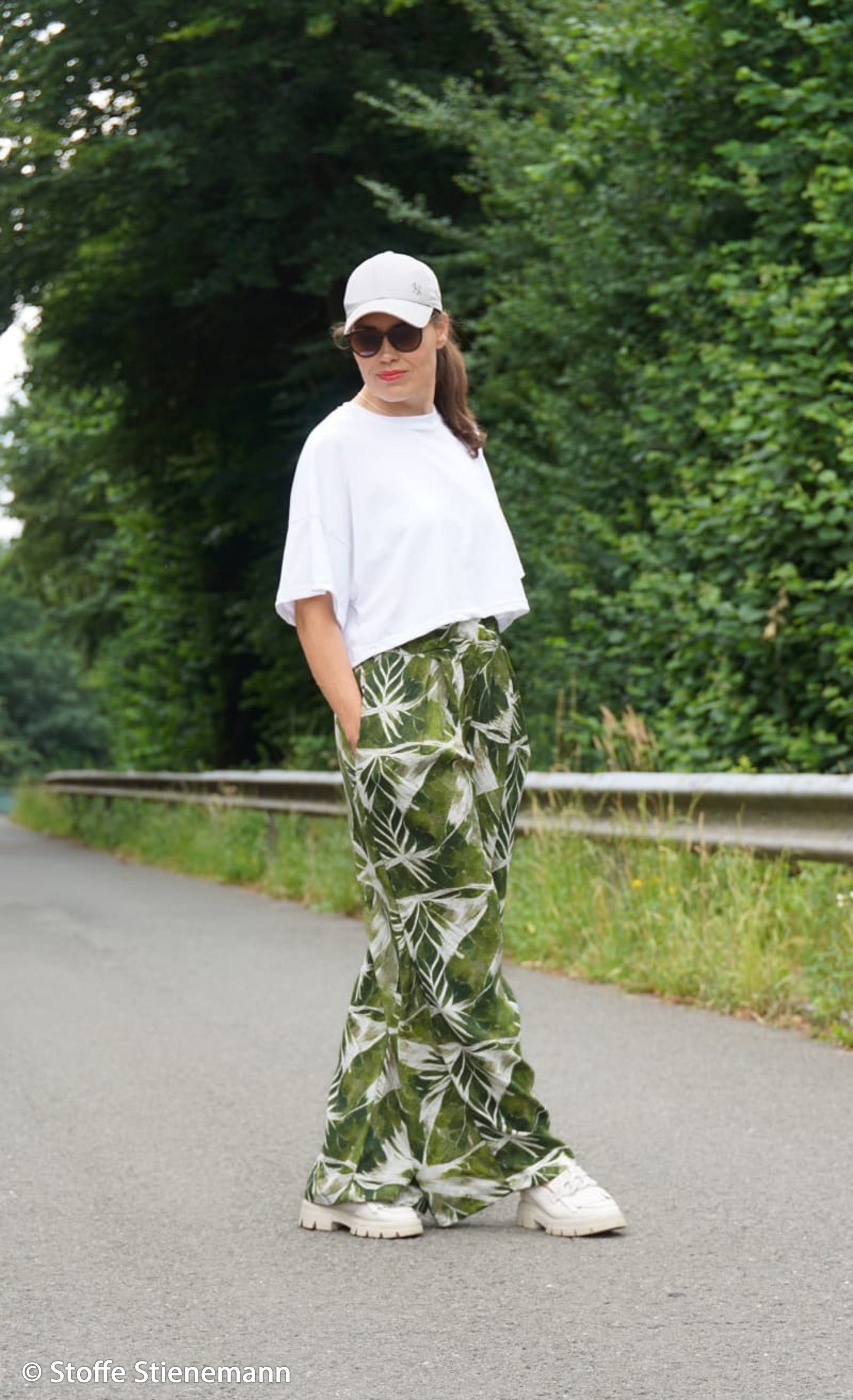 Attēls ar 100% Viskozes audums - džungļu čuksti 100 g/m² – pieejams Šarlotes audumi