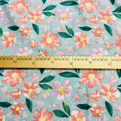Image en tissu 100 % viscose, fleurs sur fond menthe, 135 g/m² – disponible chez Šarlotes audumi