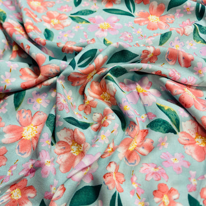 Image en tissu 100 % viscose à fleurs sur fond menthe 135 g/m² – disponible chez Šarlotes audumi