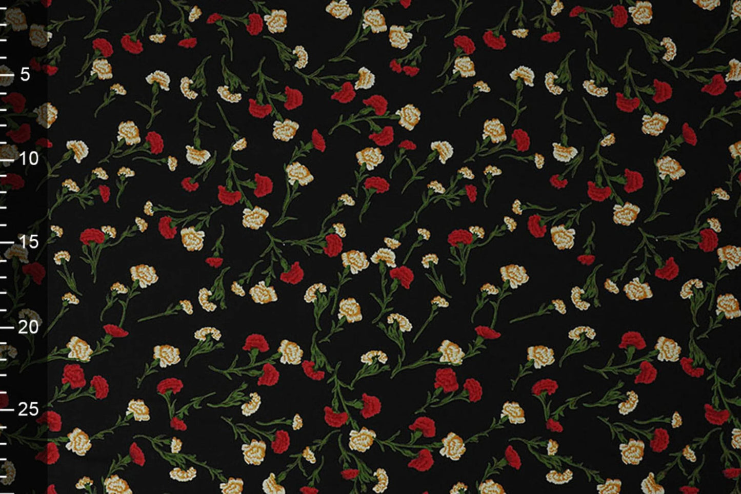 Attēls ar 100% Viskozes audums - smalki sarkani ziediņi 115 g/m² – pieejams Šarlotes audumi