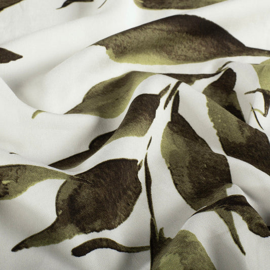Attēls ar 100% Viskozes audums - zaļas lapas uz balta fona 125 g/m² – pieejams Šarlotes audumi