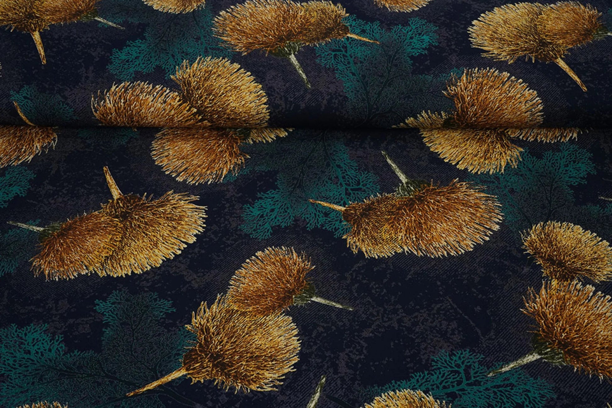 Attēls ar 100% Viskozes audums - zelta pienenes uz tumši zila fona 115 g/m² – pieejams Šarlotes audumi