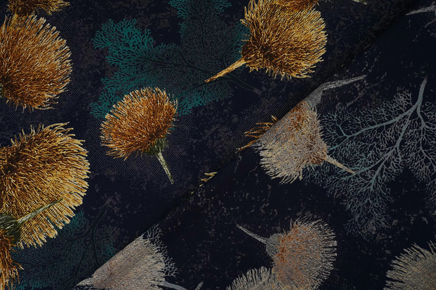 Attēls ar 100% Viskozes audums - zelta pienenes uz tumši zila fona 115 g/m² – pieejams Šarlotes audumi