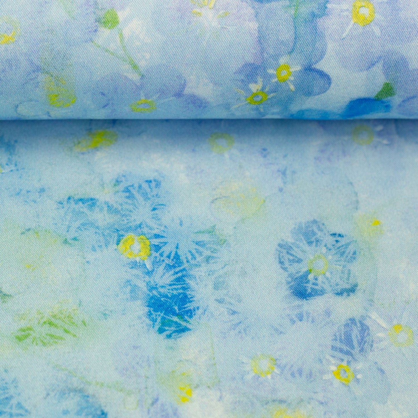 100 % viskozės audinys su mėlynu gėlių akvarelės raštu 135 g/m² – galima įsigyti internetu Šarlotes audumi