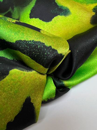 100 % satin de soie - motif sur fond vert 80 g/m²