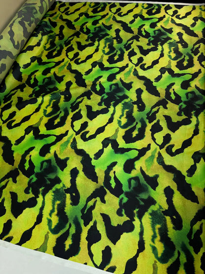 Satin de soie 100 % - motif sur fond vert 80 g/m²