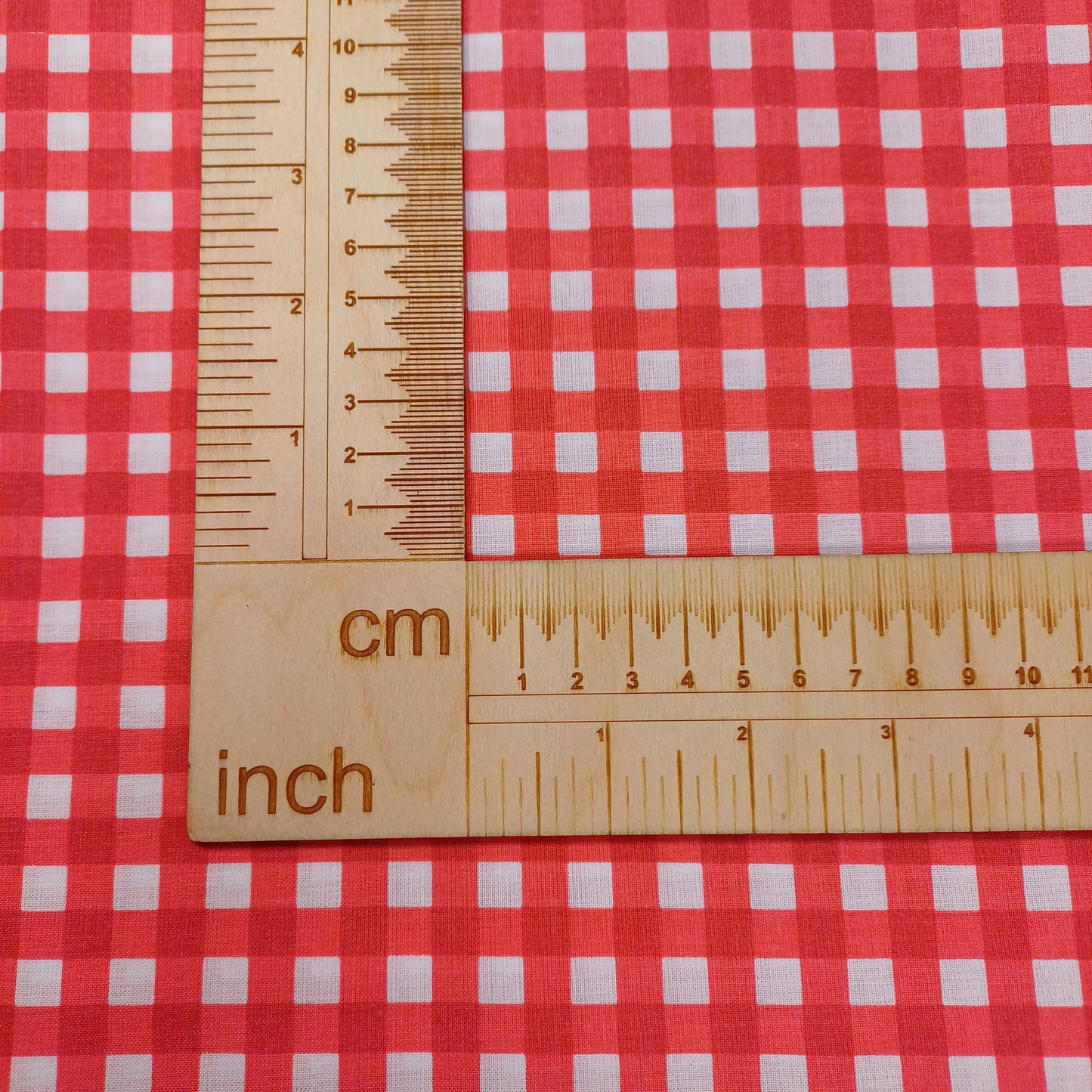 100 % medvilnės audinys – raudonos langeliai 130 g/m²