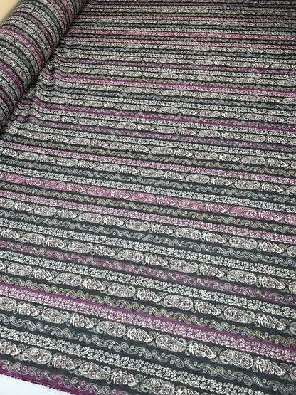 Itālijas šifona audums ar melni violetu paisley rakstu un lureksa pavedienu