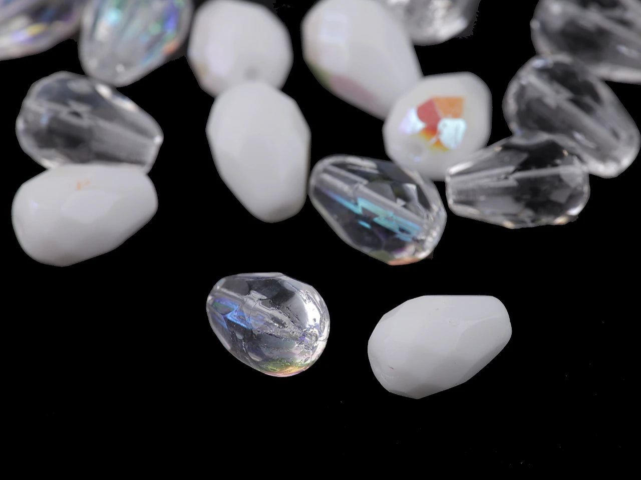 Slīpētas stikla pērlītes piliena formā 7 × 10 mm