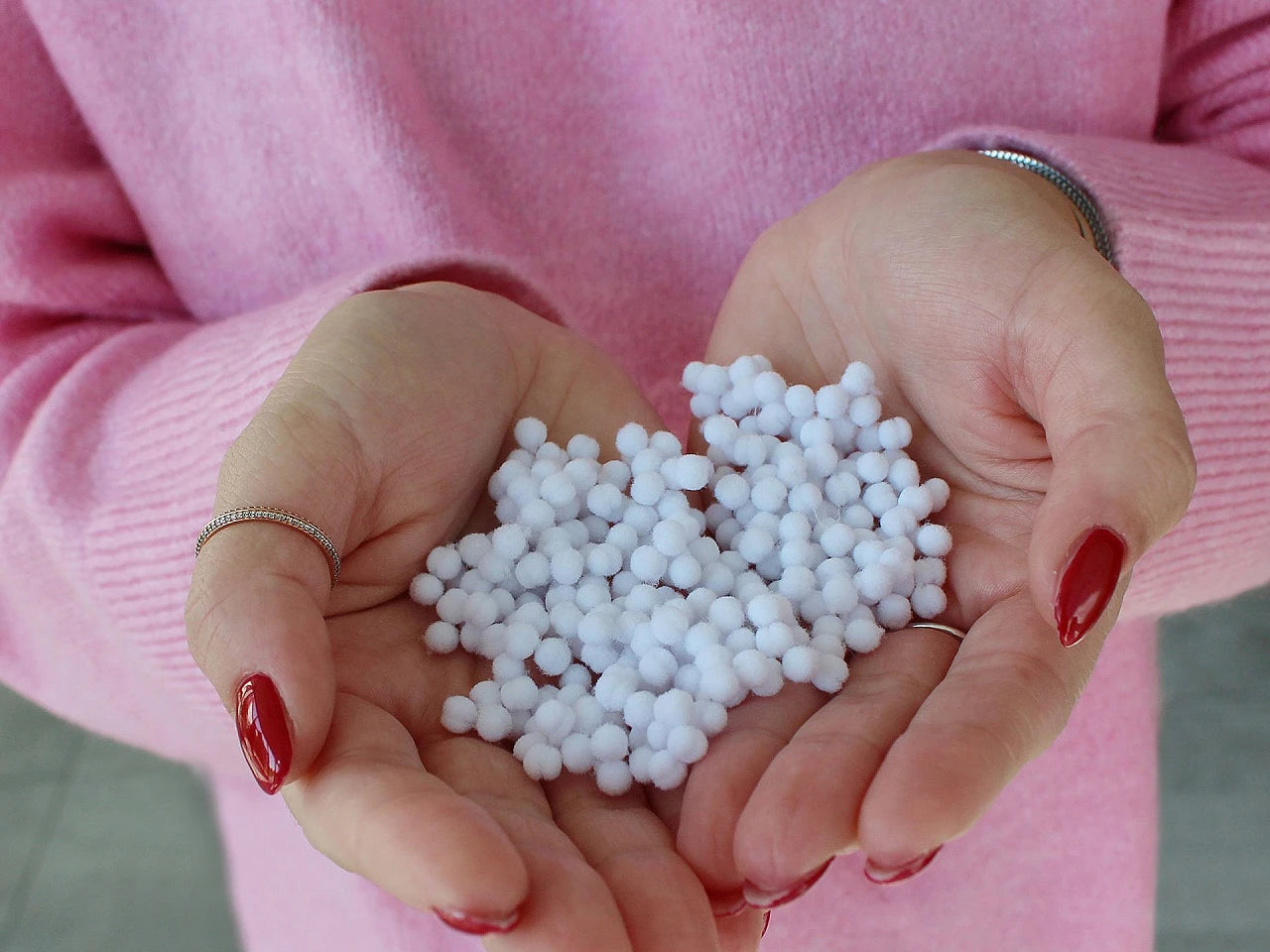 Mini pomponai Ø4 mm | Balti | 2000 vnt. pakuotėje | įvairių atspalvių