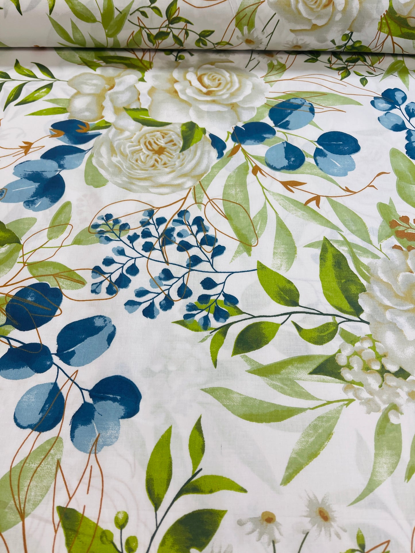 100% Cotton Fabric - White Roses 125 g/m²