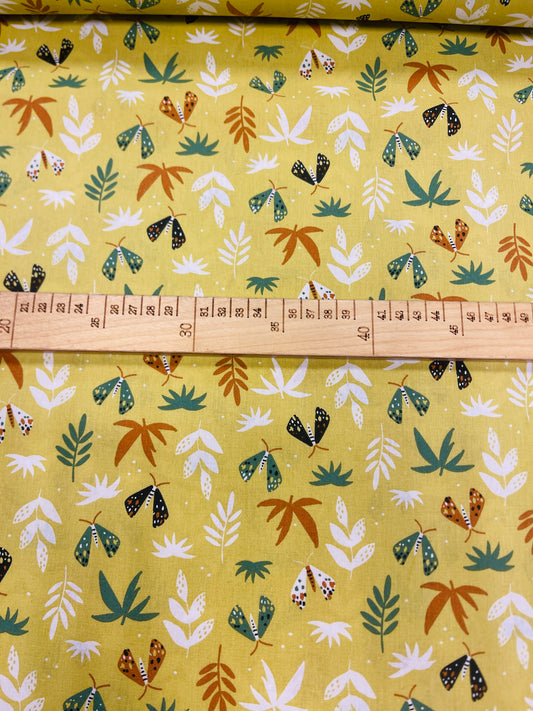 100% Kokvilnas audums-lapiņas uz dzeltenzaļa fona 125 g/m²