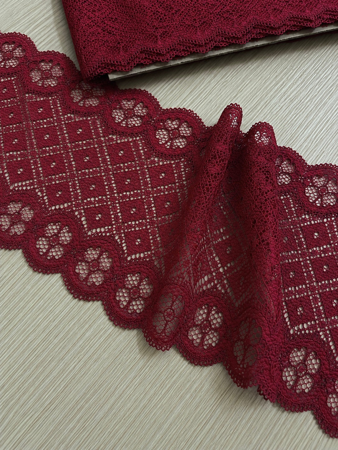 Mežģīne 17 cm-tumši sarkana