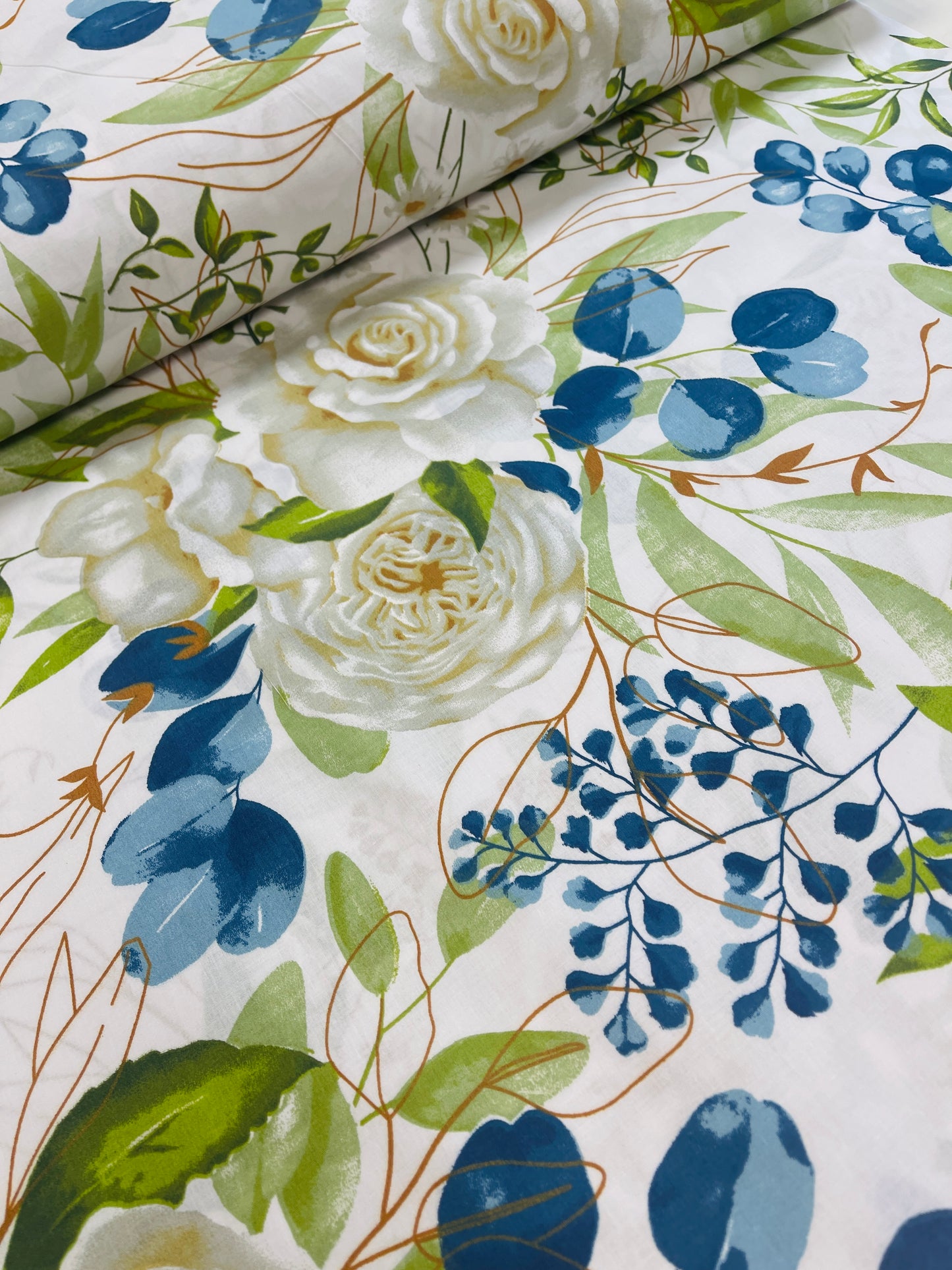 100% Cotton Fabric - White Roses 125 g/m²