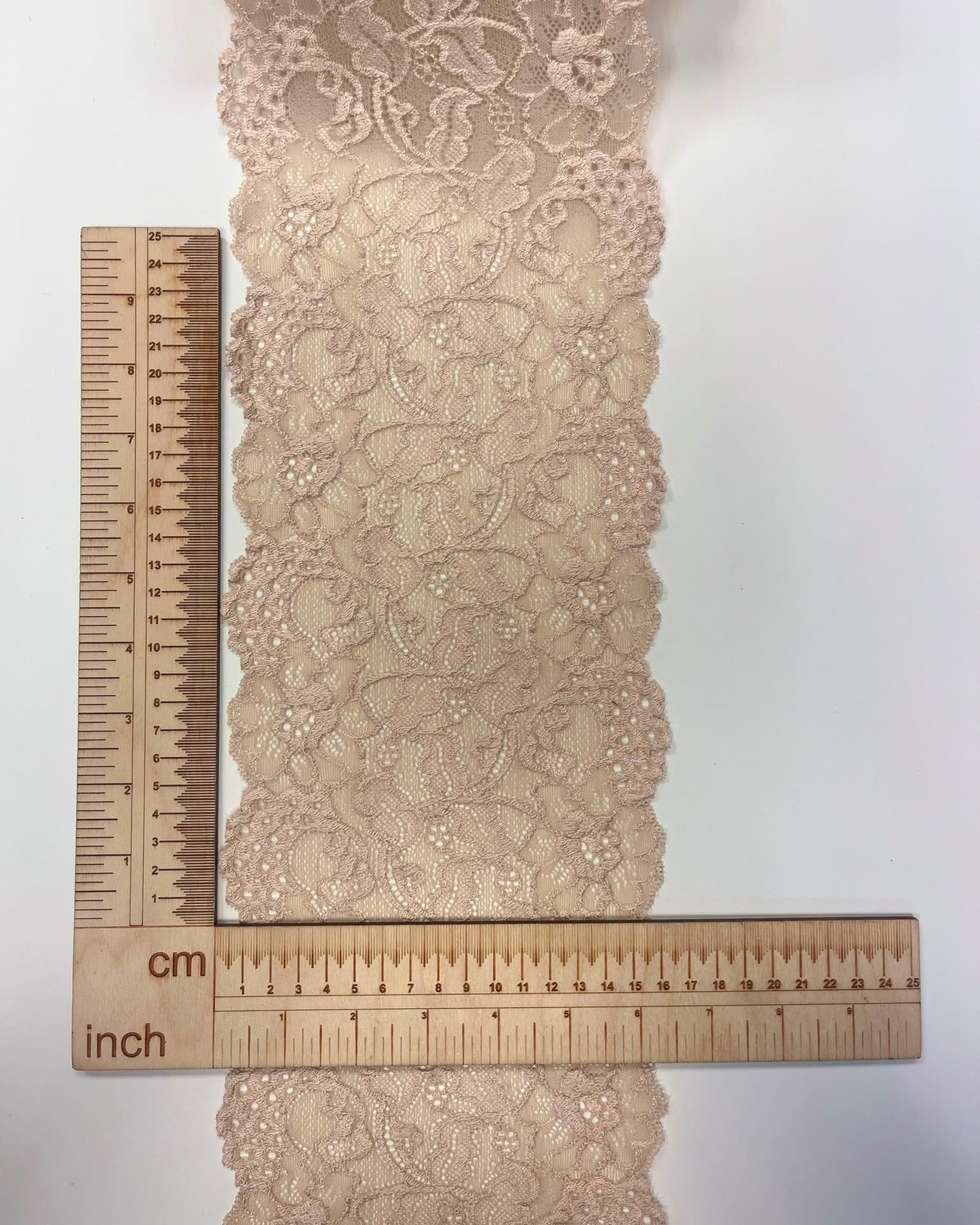 Elastīga mežģīne 16 cm-silti bēša