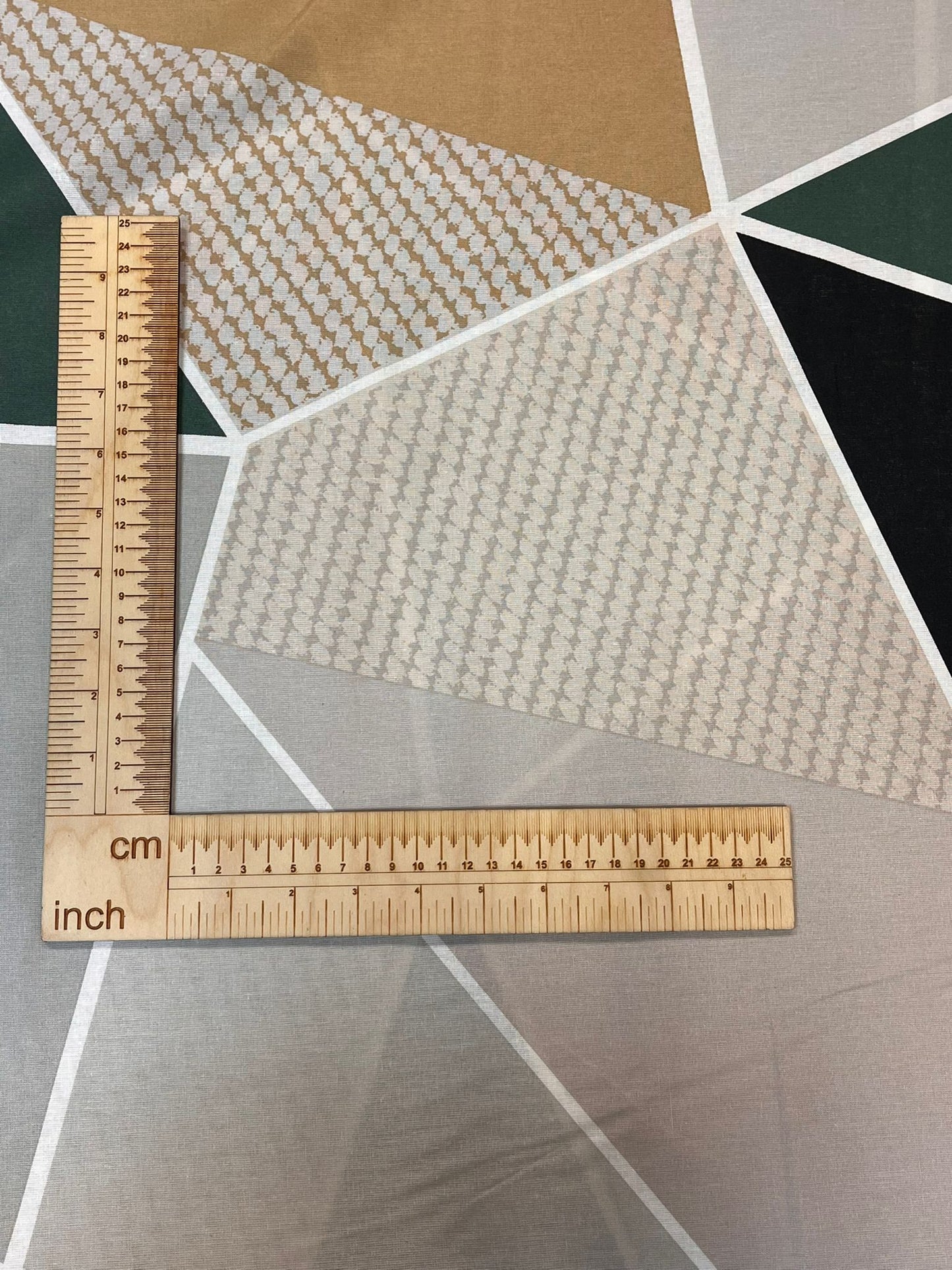100% Kokvilnas audums-ģeometriskie trijstūri 220cm 130 g/m²