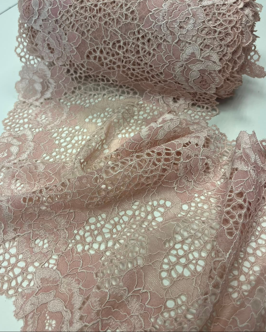 Elastīga mežģīne 20 cm-maigs pūderrozā tonis