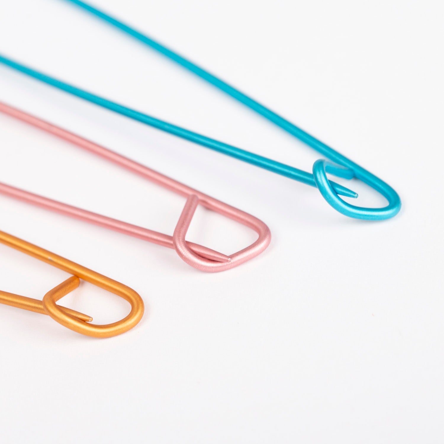 Attēls ar Adījuma valdziņu turētāji Drops – 3 gab. komplekts | Alumīnija palīgadatas – pieejams Šarlotes audumi