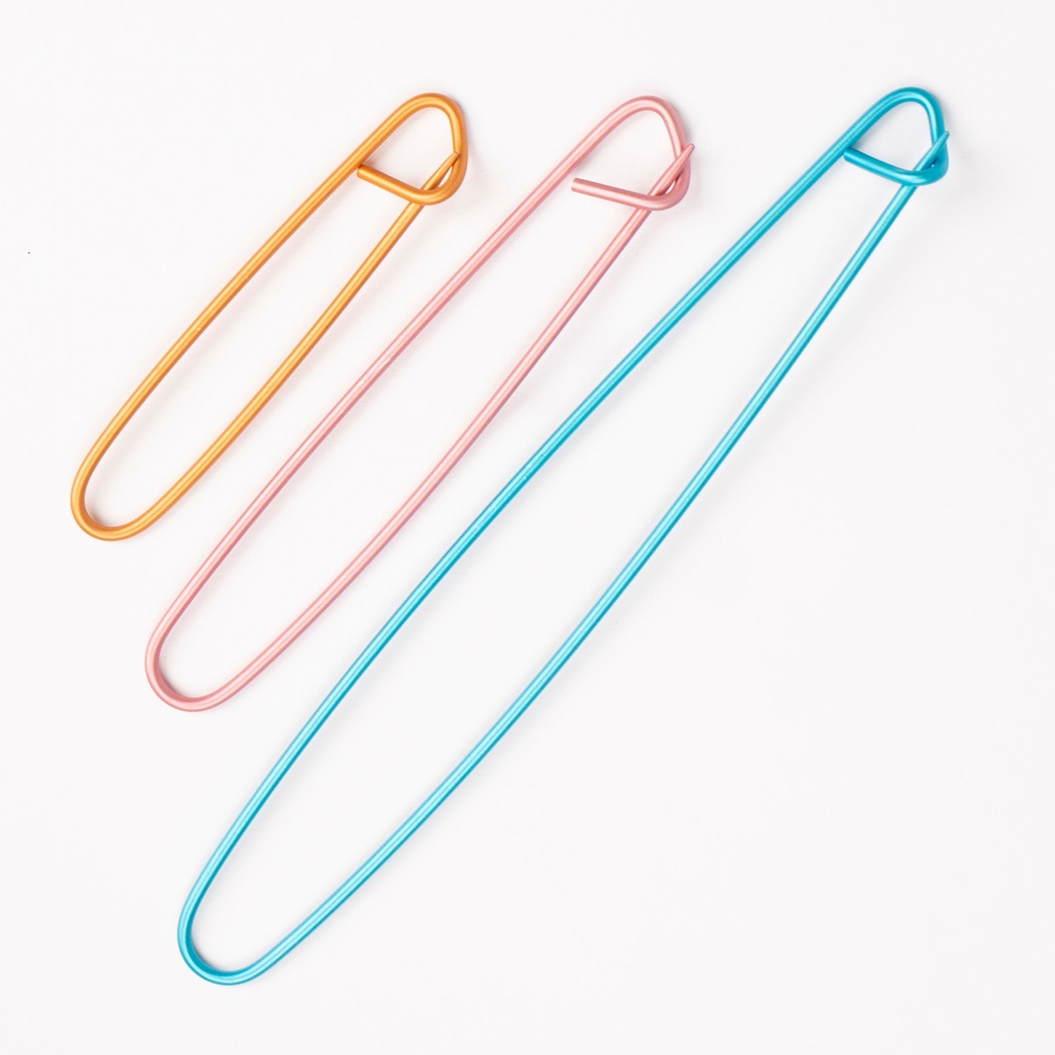 Attēls ar Adījuma valdziņu turētāji Drops – 3 gab. komplekts | Alumīnija palīgadatas – pieejams Šarlotes audumi