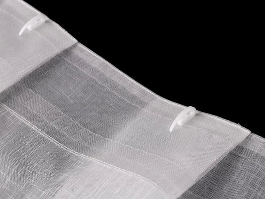 Nuotrauka su užuolaidų kabliuku 10 × 28 mm, 100 vnt. – yra Šarlotės audiniuose