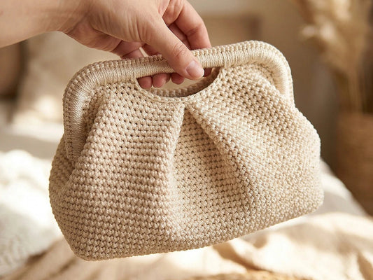 Nuotrauka su aliuminio rankinės rėmu su auksiniu užsegimu 20 × 19 cm – yra „Šarlotės audiniai“