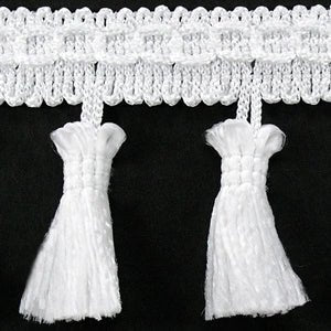 Image d’un ruban à franges avec pompons 55 mm - blanc – disponible chez Šarlotes audumi