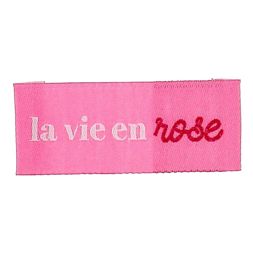 Bohin įsiuvamų drabužių etikečių „La vie en rose“ nuotrauka – žiūrėk į gyvenimą pro rožinius akinius, 2 × 5 cm, 4 vnt. – galima įsigyti internetu „Šarlotes audumi“