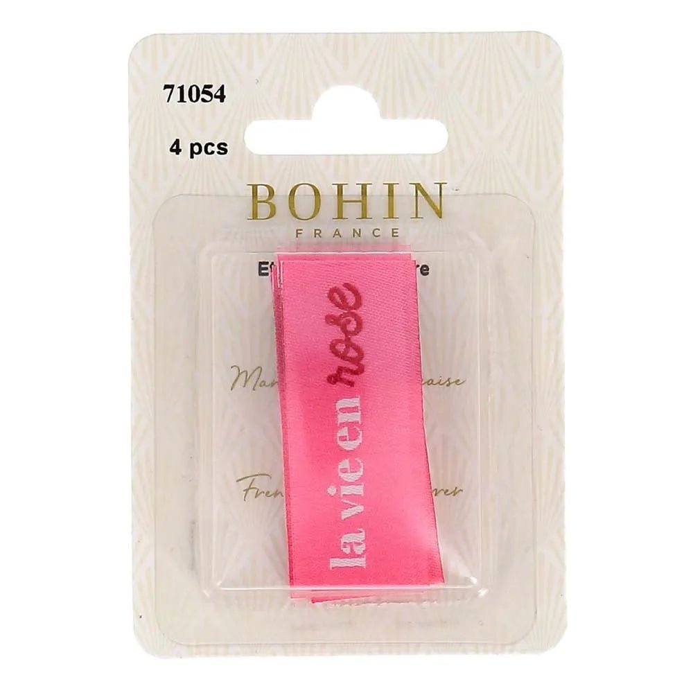 Bohin įsiuvamų drabužių etikečių „La vie en rose“ nuotrauka – žiūrėk į gyvenimą pro rožinius akinius, 2 × 5 cm, 4 vnt. – galima įsigyti internetu „Šarlotes audumi“