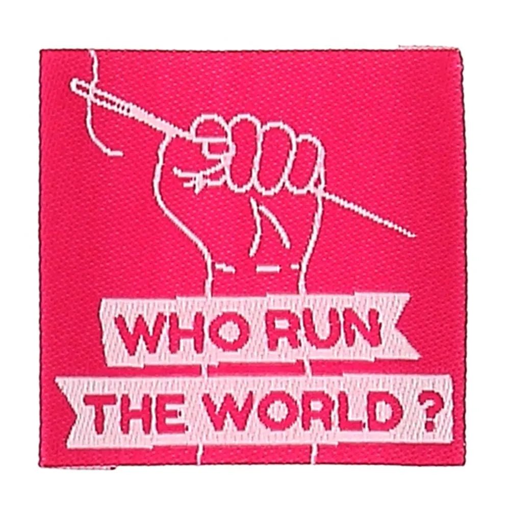 Bohin įsiuvamų drabužių etikečių „Who Run The Word“ atvaizdas – 35 × 35 mm, 4 vnt. – galima įsigyti internetu „Šarlotes audumi“