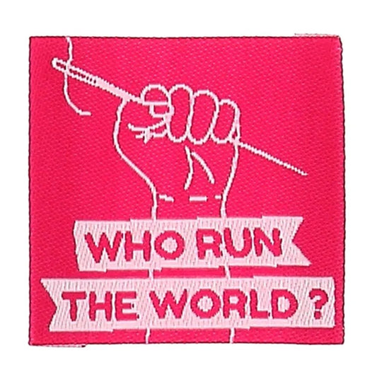 Bohin įsiuvamų drabužių etikečių „Who Run The Word“ atvaizdas – 35 × 35 mm, 4 vnt. – galima įsigyti internetu „Šarlotes audumi“