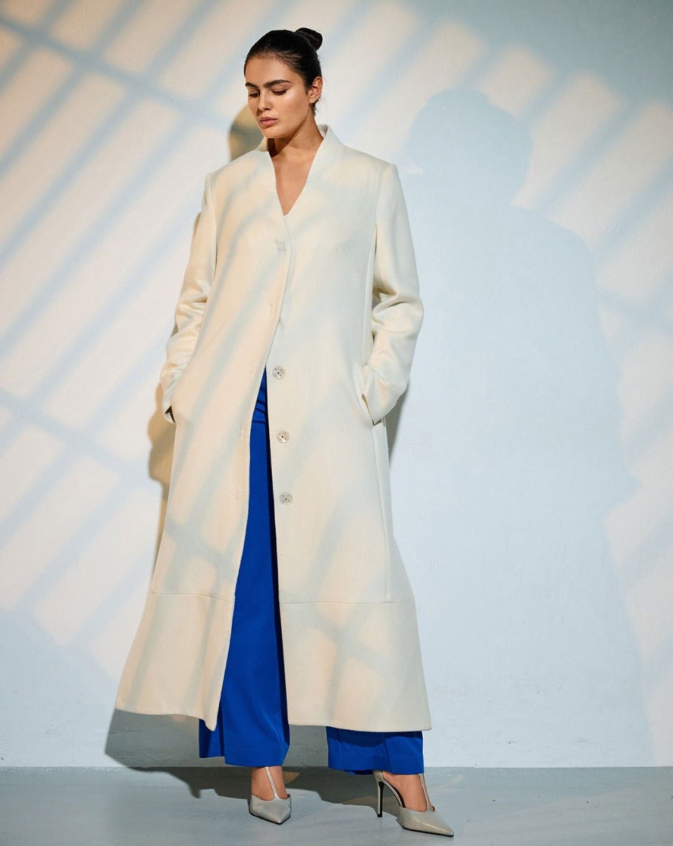 Attēls ar Burda Style 02/2026 - ENG – pieejams Šarlotes audumi