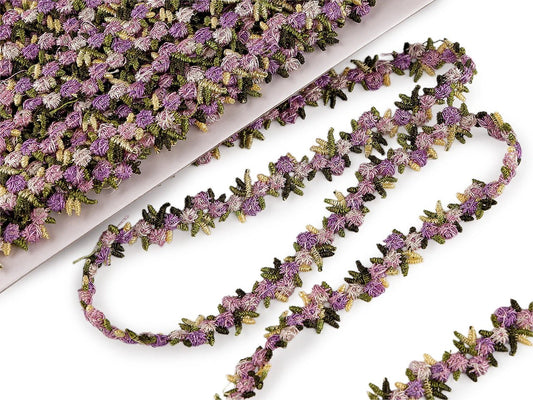 Paveikslėlyje – dekoratyvinė juostelė su 3D gėlėmis, šviesiai violetinė, 15 mm – galima įsigyti internetu „Šarlotes audumi“