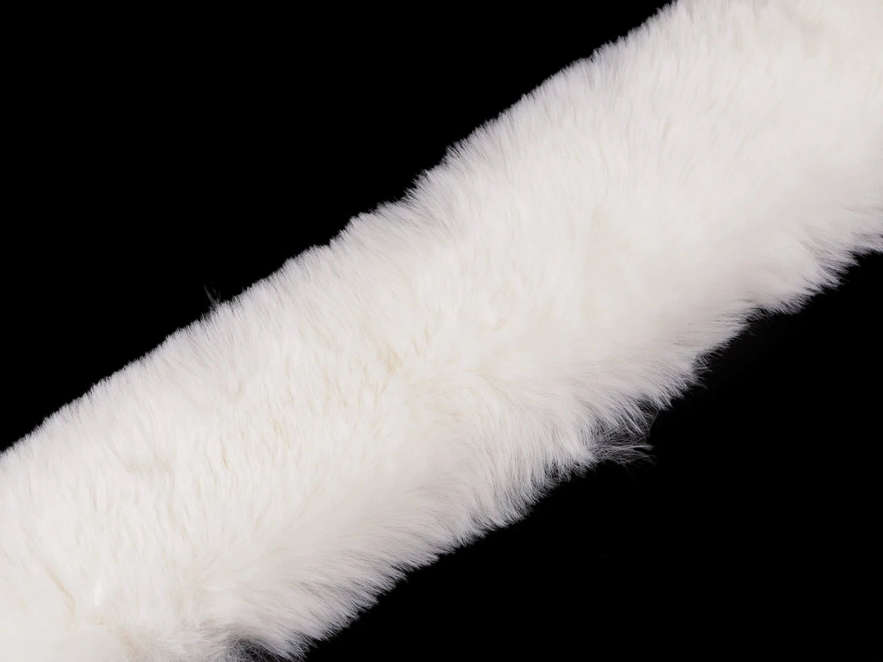 Attēls ar Dekoratīvā mākslīgās kažokādas lenta – 1 m | Apdares mākslīgā kažokāda kapucēm, jakām, tērpiem – pieejams Šarlotes audumi