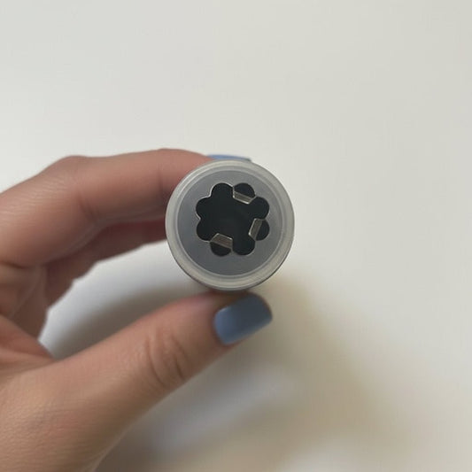 Attēls ar Dekoratīva poga 19 mm-melna puķīte – pieejams internetā Šarlotes audumi