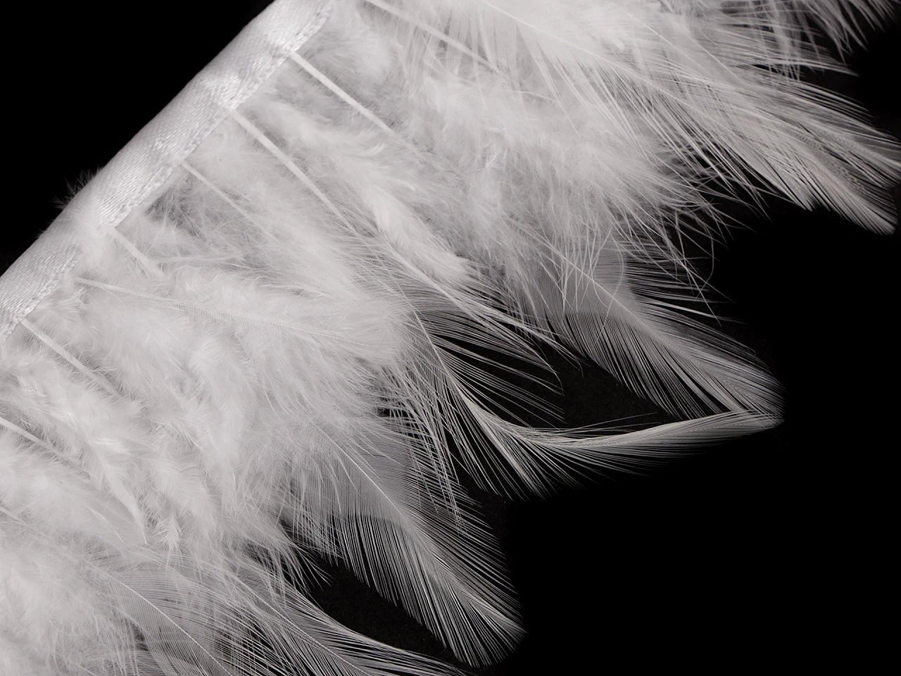 Image with decorative feather trim, feather length 7–12 cm – available at Šarlotes audumi