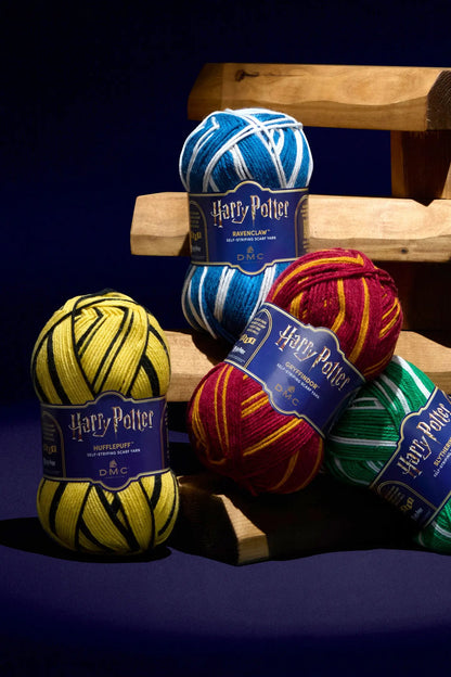 Attēls ar DMC Harry Potter Magic dzija 300 g / 410 m – pašsvītrojoša dzija Cūkkārpas koledžu krāsās – pieejams internetā Šarlotes audumi
