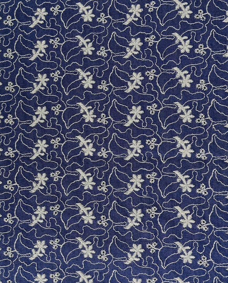 Image de tissu en jean avec broderie 180 g/m² – disponible chez Šarlotes audumi