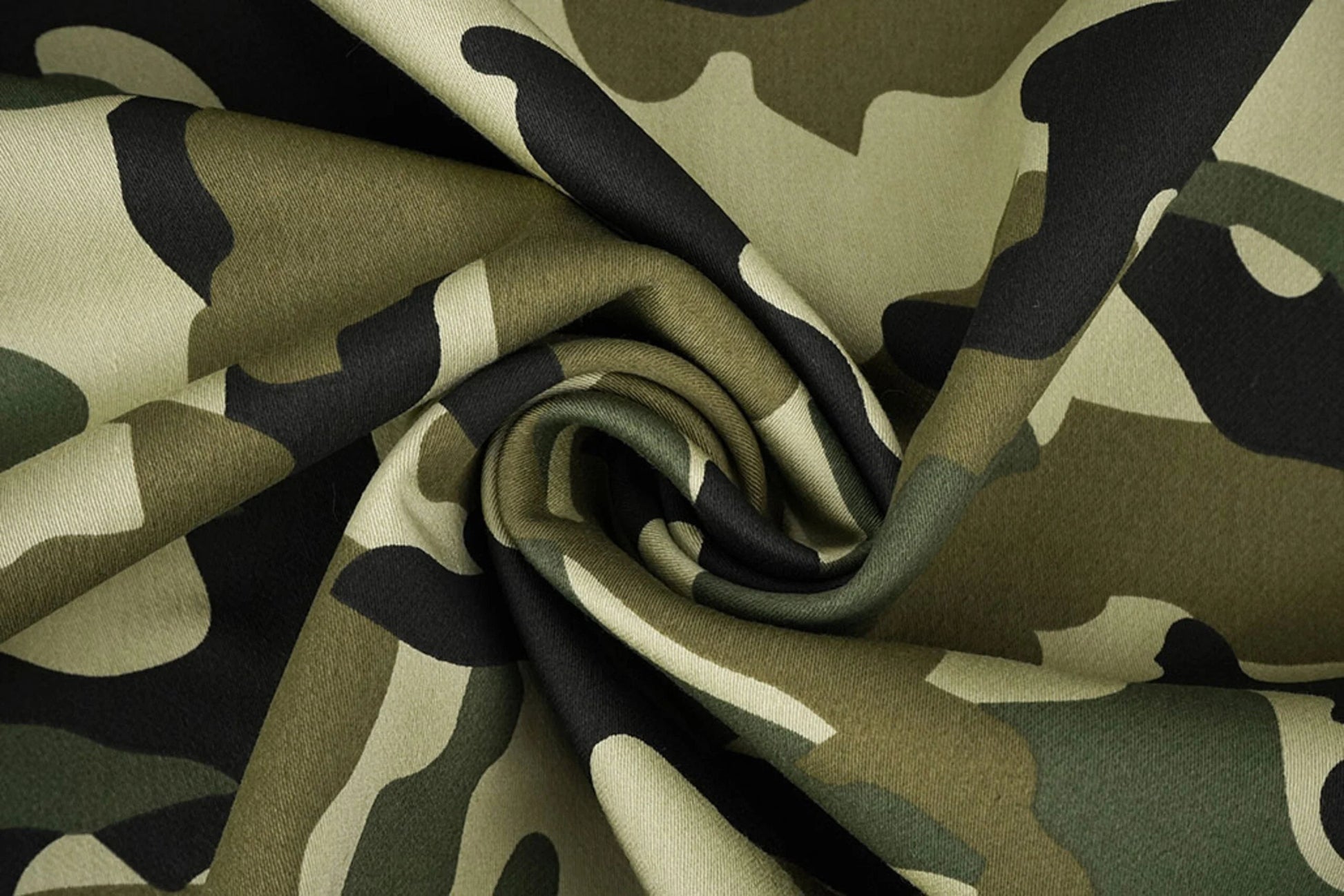 Attēls ar Džinsa audums ar kamuflāžas rakstu – Army Green 275 g/m² – pieejams Šarlotes audumi