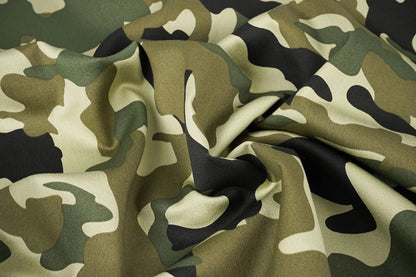 Attēls ar Džinsa audums ar kamuflāžas rakstu – Army Green 275 g/m² – pieejams Šarlotes audumi