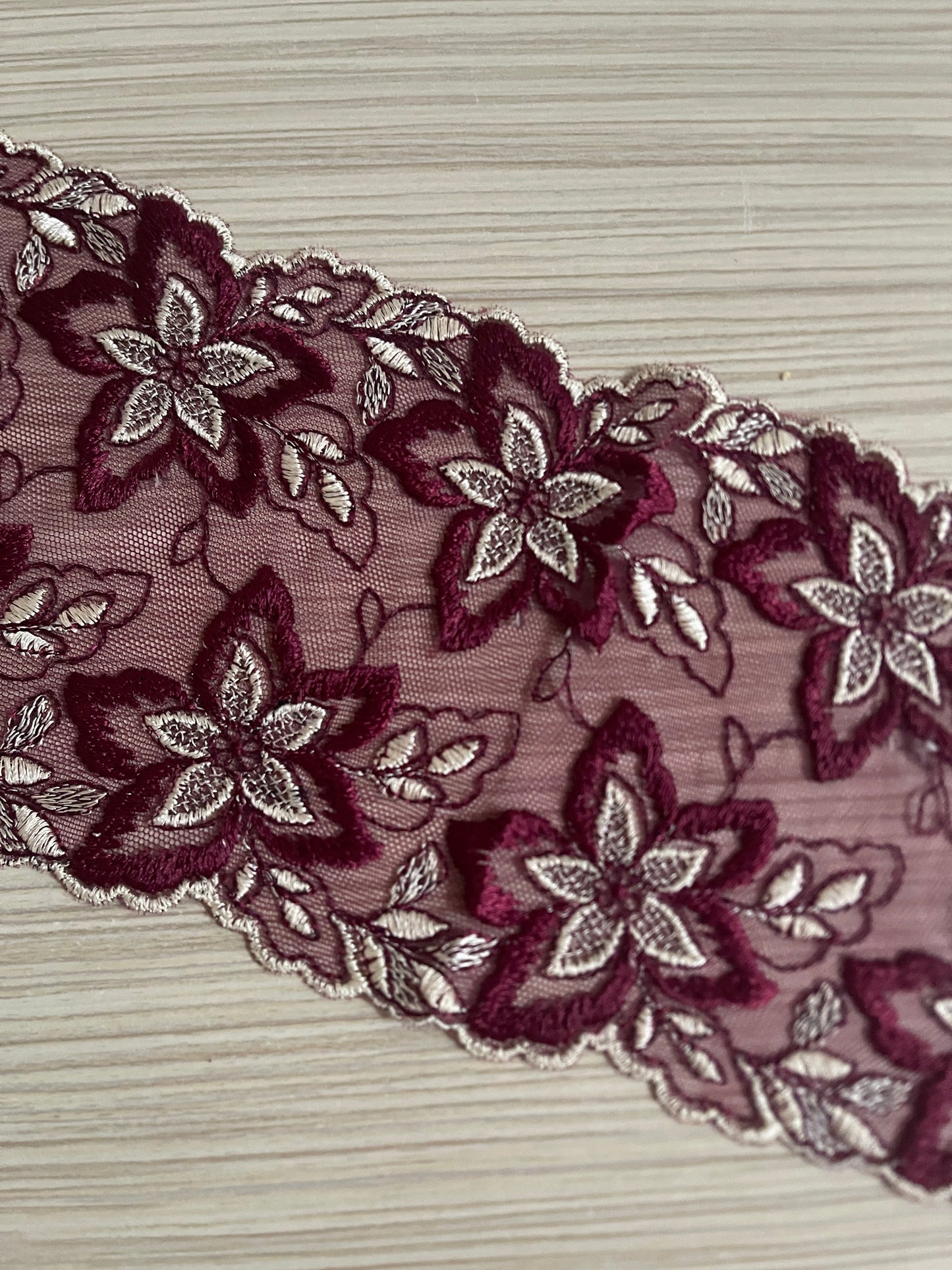 Image de dentelle élastique 14 cm - rouge foncé avec accents clairs – disponible chez Šarlotes audumi