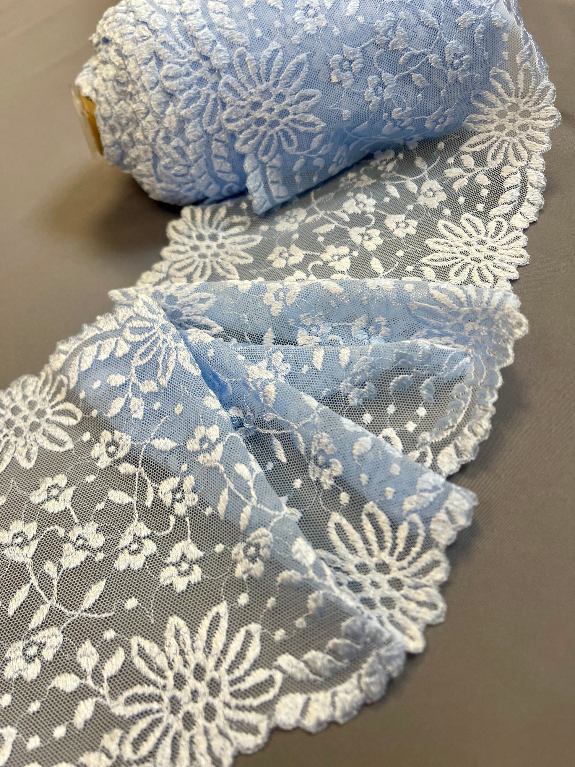 Nuotrauka su elastingais nėriniais 16 cm, šviesiai mėlyni – prieinama internetu Šarlotes audumi